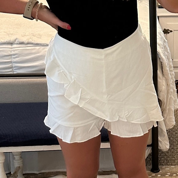 White ruffle shorts - Picture 3 of 3